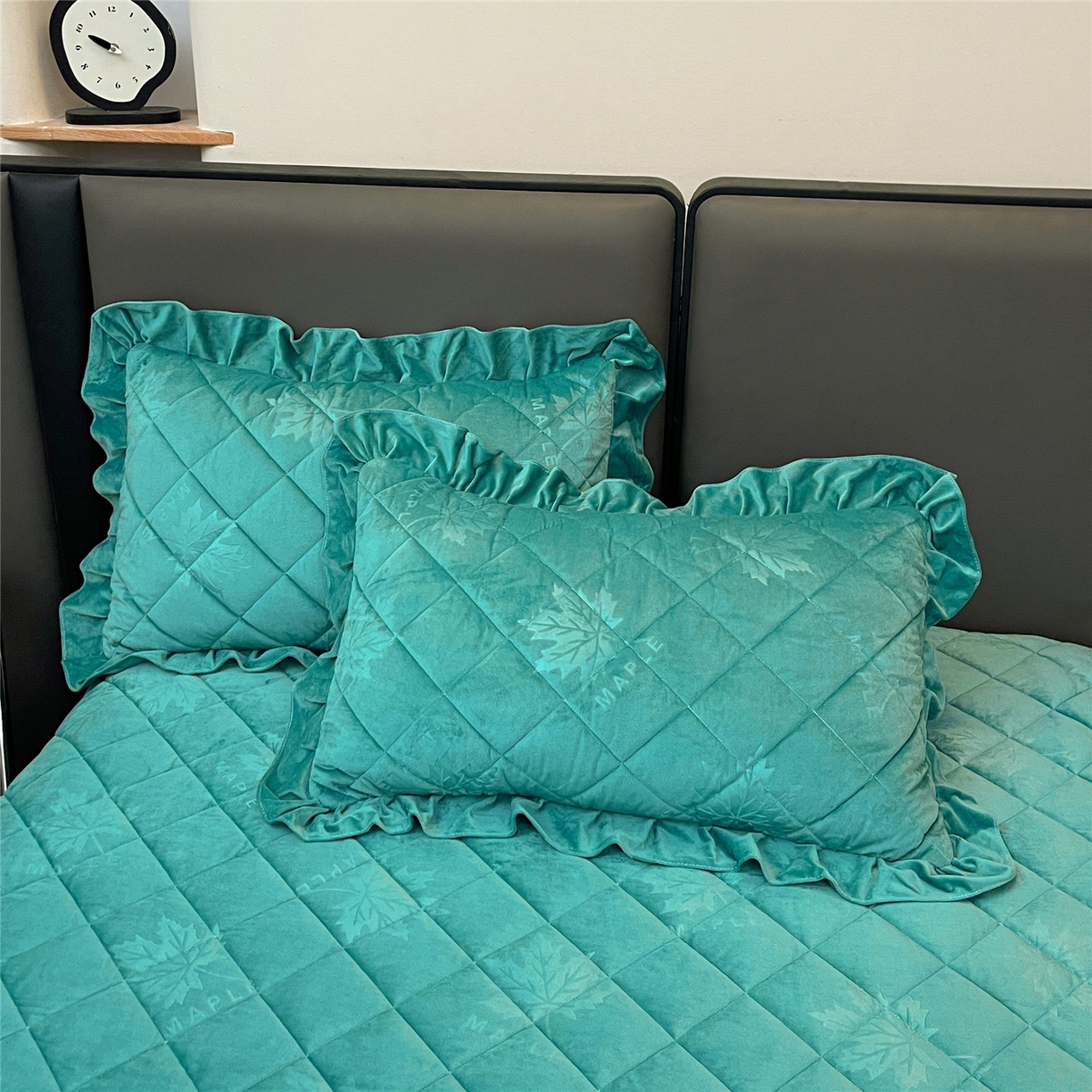 91家纺网 家纺一手货源 找家纺 屹成家纺 2025新款压花水晶绒床裙三件套 (床裙单件不低于95元起) 翡翠绿