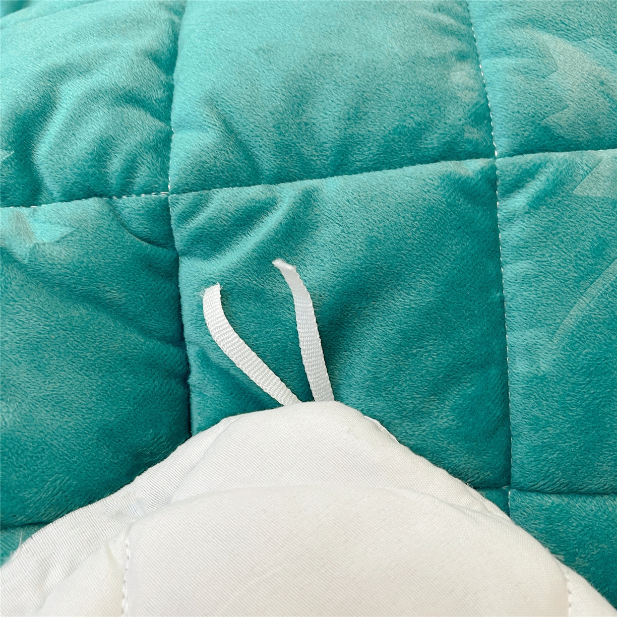 91家纺网 家纺一手货源 找家纺 屹成家纺 2025新款压花水晶绒床裙三件套 (床裙单件不低于95元起) 翡翠绿