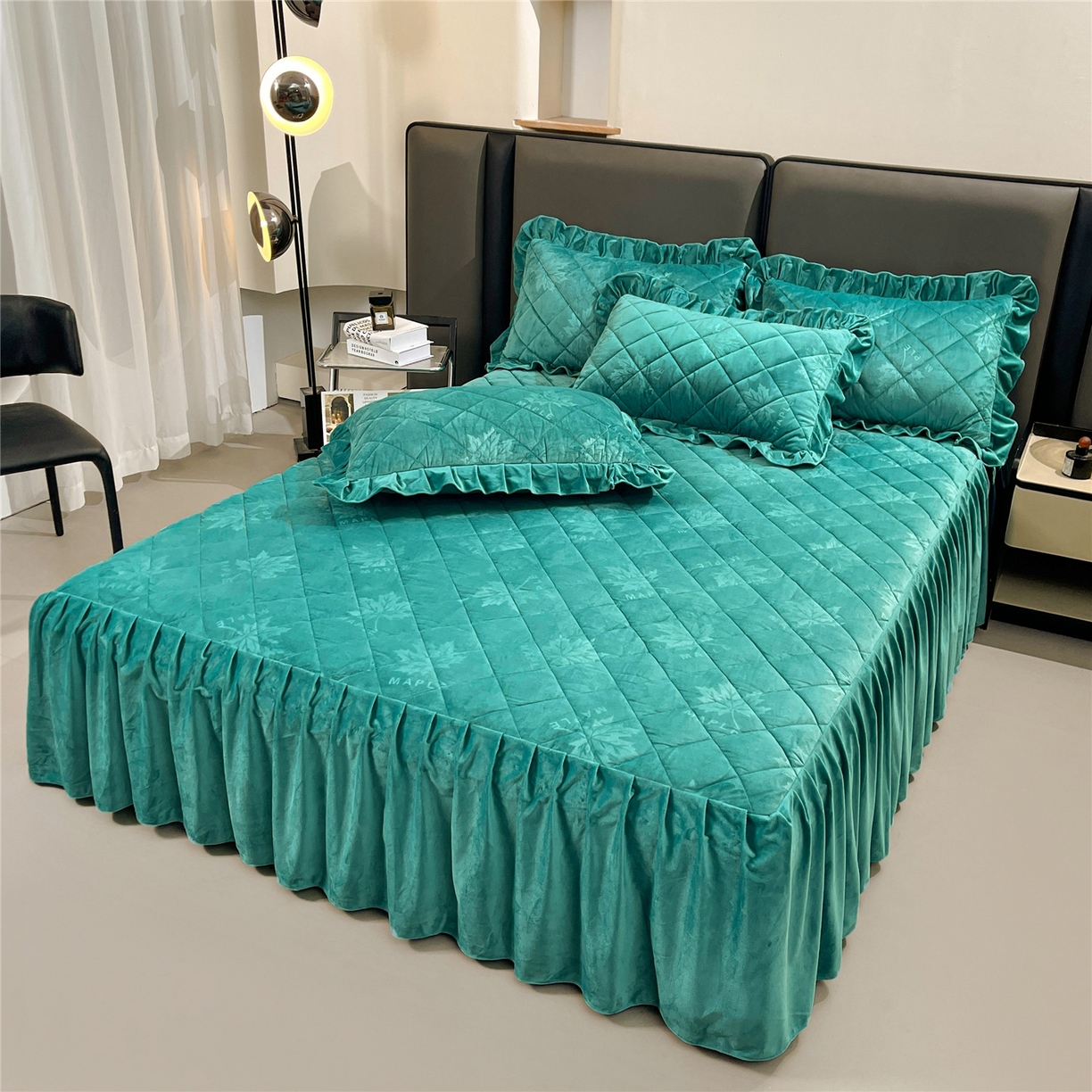 91家纺网 家纺一手货源 找家纺 屹成家纺 2025新款压花水晶绒床裙三件套 (床裙单件不低于95元起) 翡翠绿