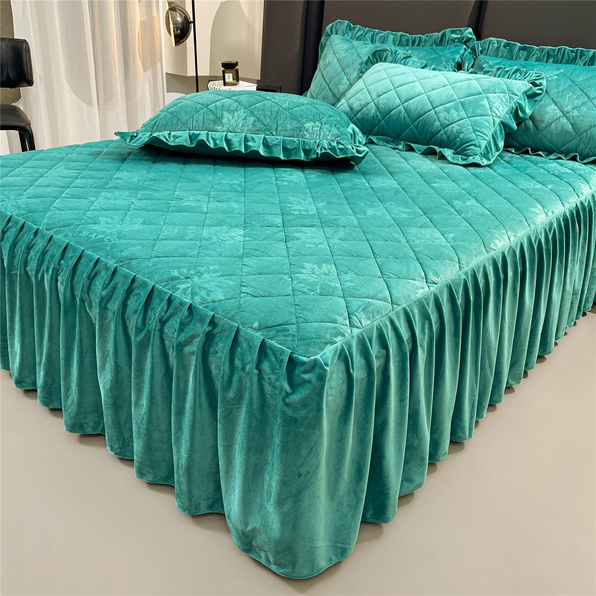 91家纺网 家纺一手货源 找家纺 屹成家纺 2025新款压花水晶绒床裙三件套 (床裙单件不低于95元起) 翡翠绿