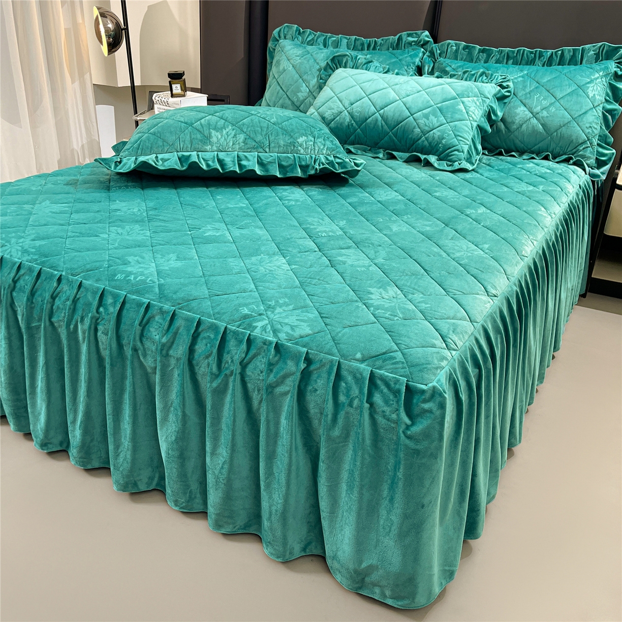 91家纺网 家纺一手货源 找家纺 屹成家纺 2025新款压花水晶绒床裙三件套 (床裙单件不低于95元起) 翡翠绿