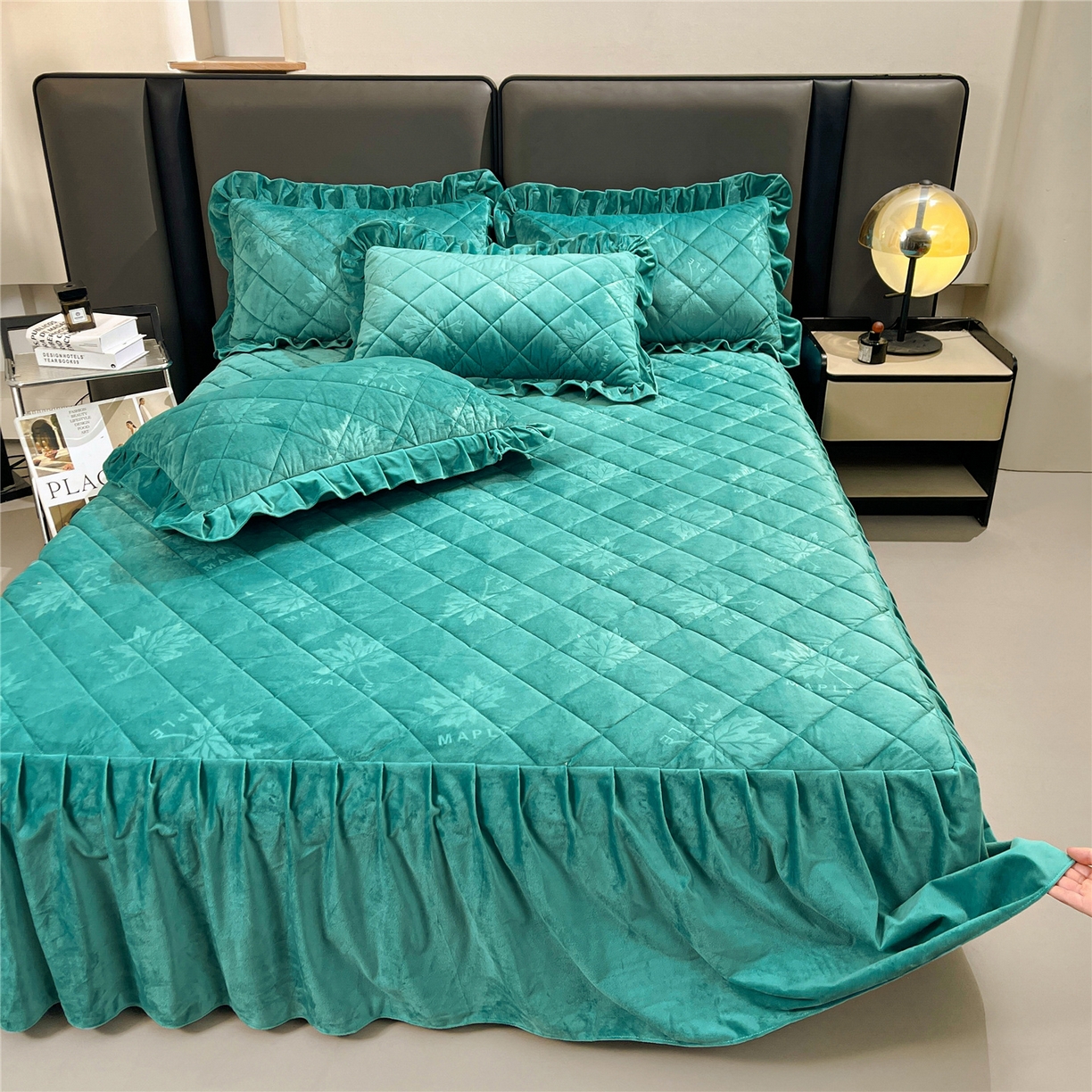 91家纺网 家纺一手货源 找家纺 屹成家纺 2025新款压花水晶绒床裙三件套 (床裙单件不低于95元起) 翡翠绿