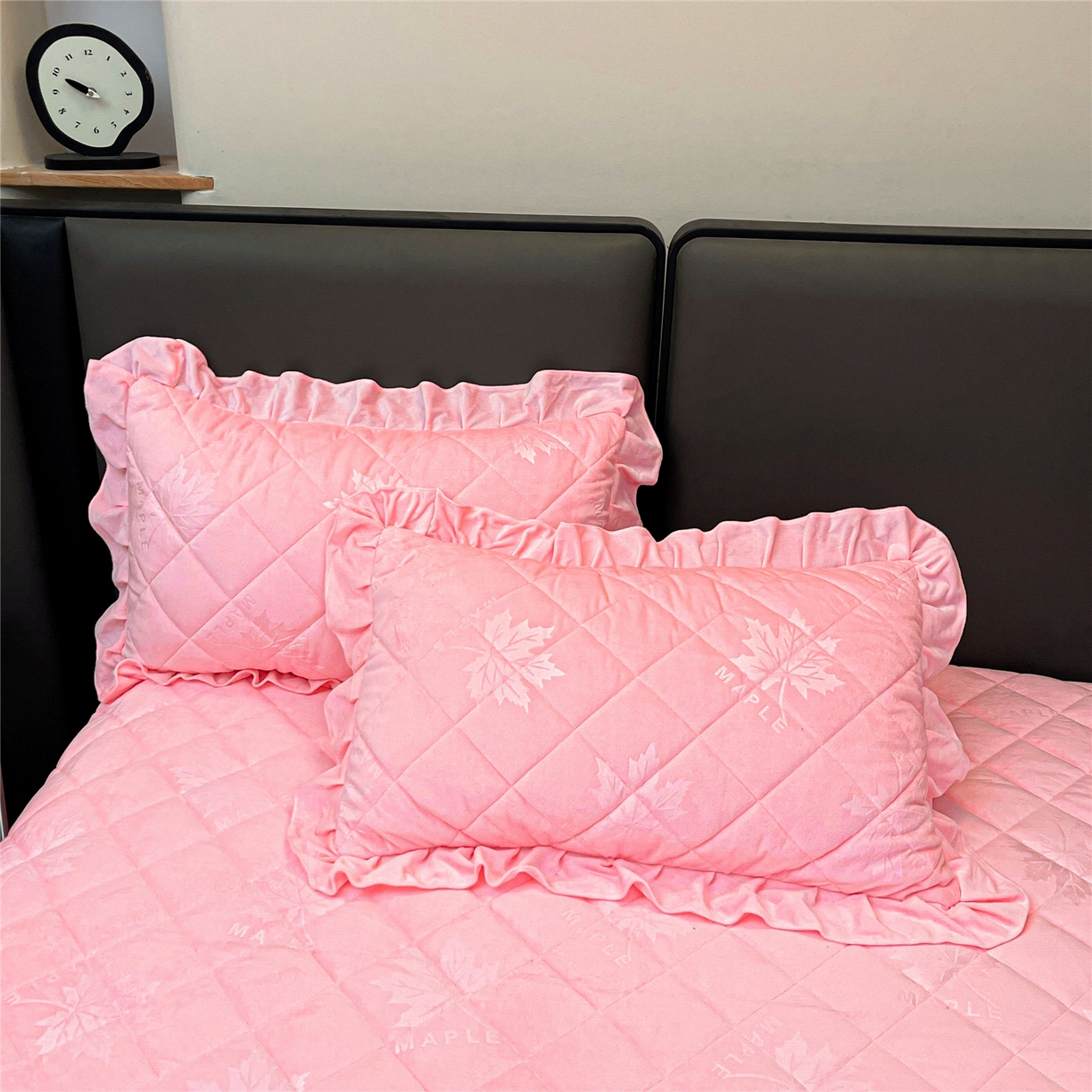 91家纺网 家纺一手货源 找家纺 屹成家纺 2025新款压花水晶绒床裙三件套 (床裙单件不低于95元起) 粉玉