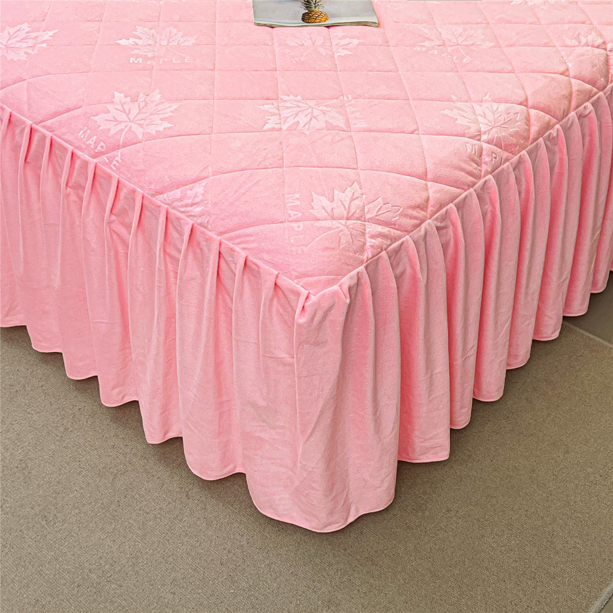 91家纺网 家纺一手货源 找家纺 屹成家纺 2025新款压花水晶绒床裙三件套 (床裙单件不低于95元起) 粉玉