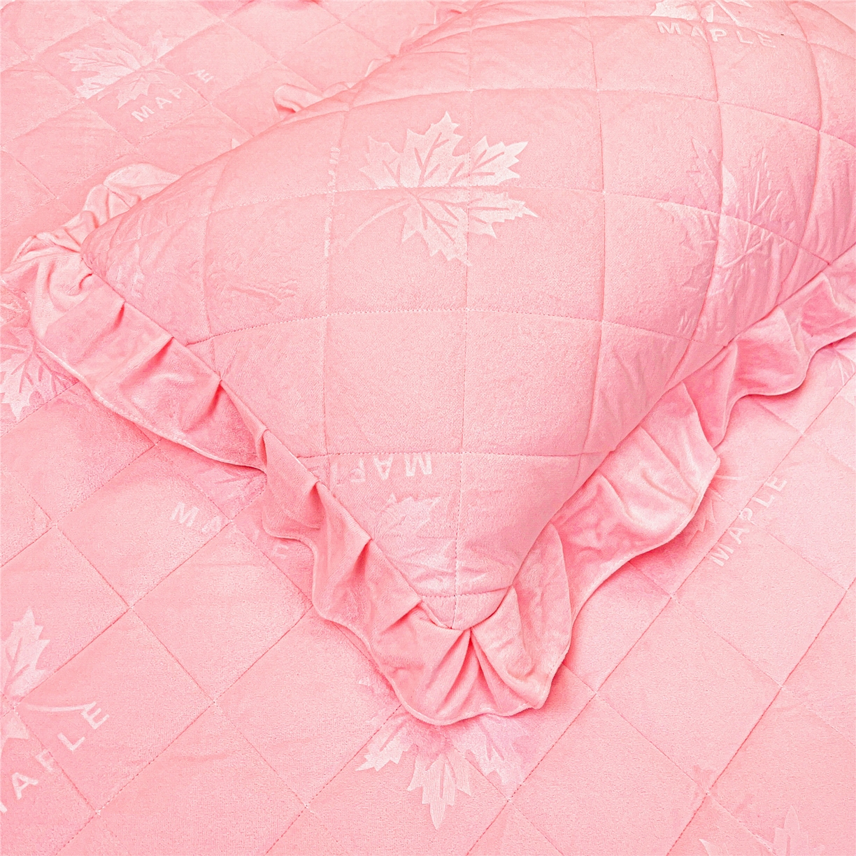 91家纺网 家纺一手货源 找家纺 屹成家纺 2025新款压花水晶绒床裙三件套 (床裙单件不低于95元起) 粉玉