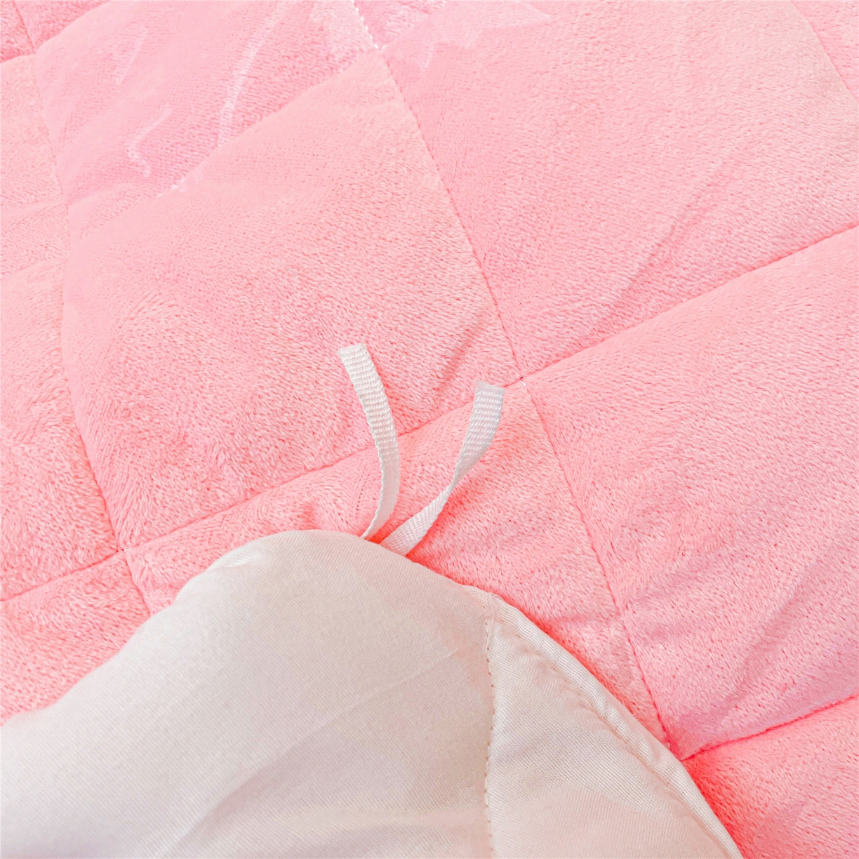 91家纺网 家纺一手货源 找家纺 屹成家纺 2025新款压花水晶绒床裙三件套 (床裙单件不低于95元起) 粉玉