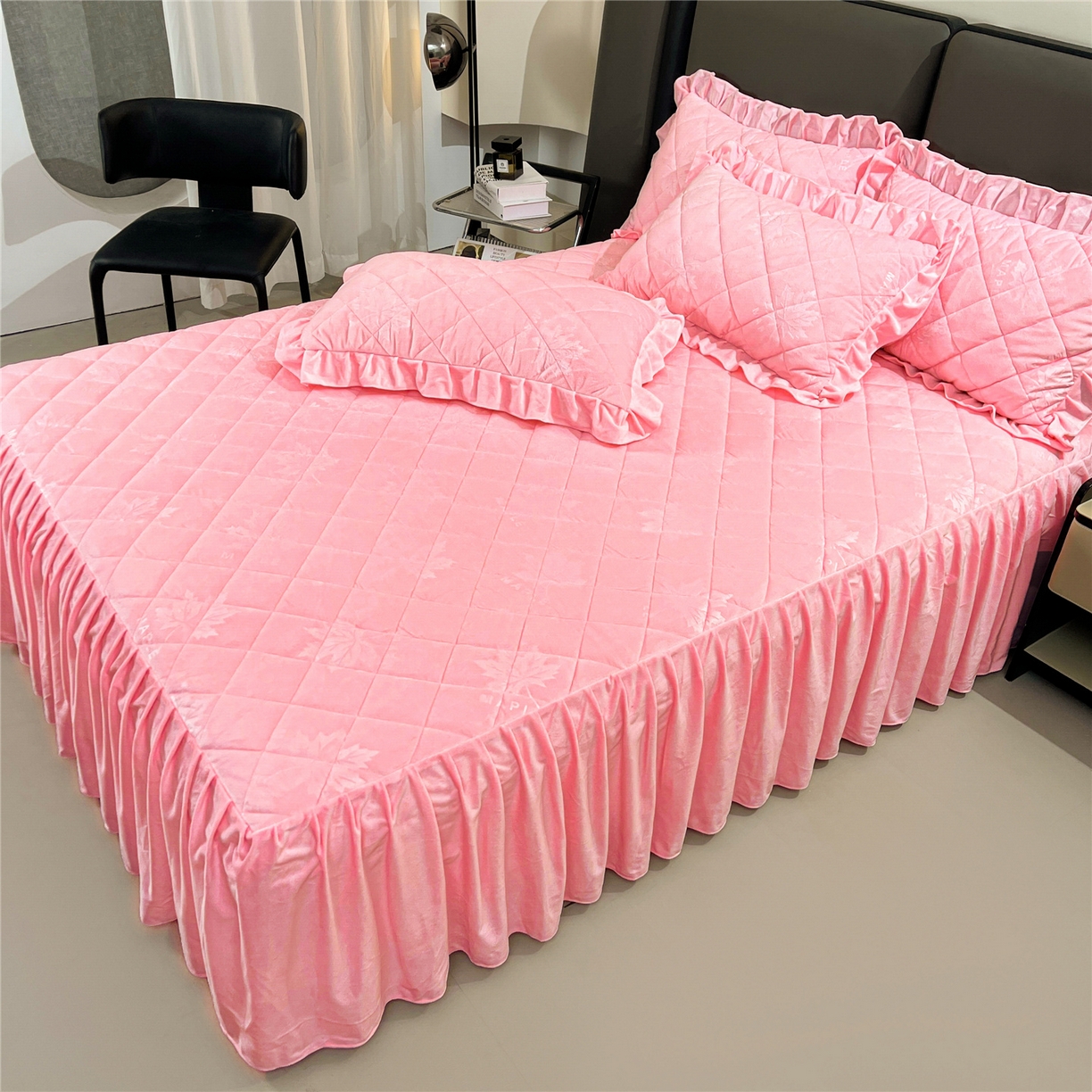 91家纺网 家纺一手货源 找家纺 屹成家纺 2025新款压花水晶绒床裙三件套 (床裙单件不低于95元起) 粉玉