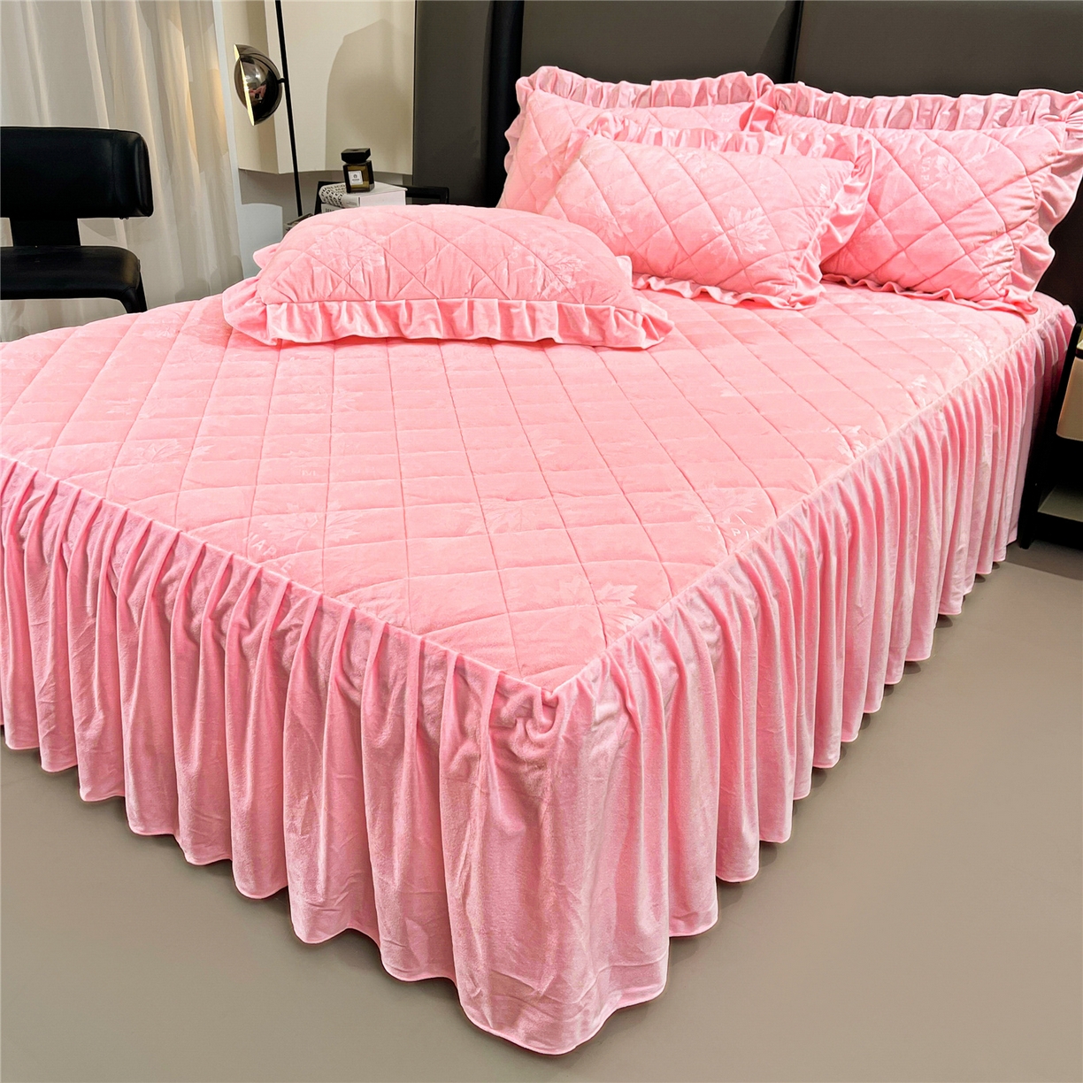 91家纺网 家纺一手货源 找家纺 屹成家纺 2025新款压花水晶绒床裙三件套 (床裙单件不低于95元起) 粉玉