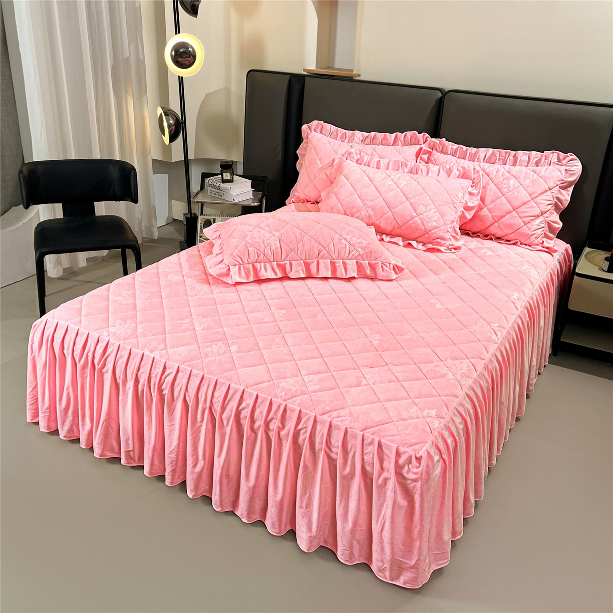 91家纺网 家纺一手货源 找家纺 屹成家纺 2025新款压花水晶绒床裙三件套 (床裙单件不低于95元起) 粉玉