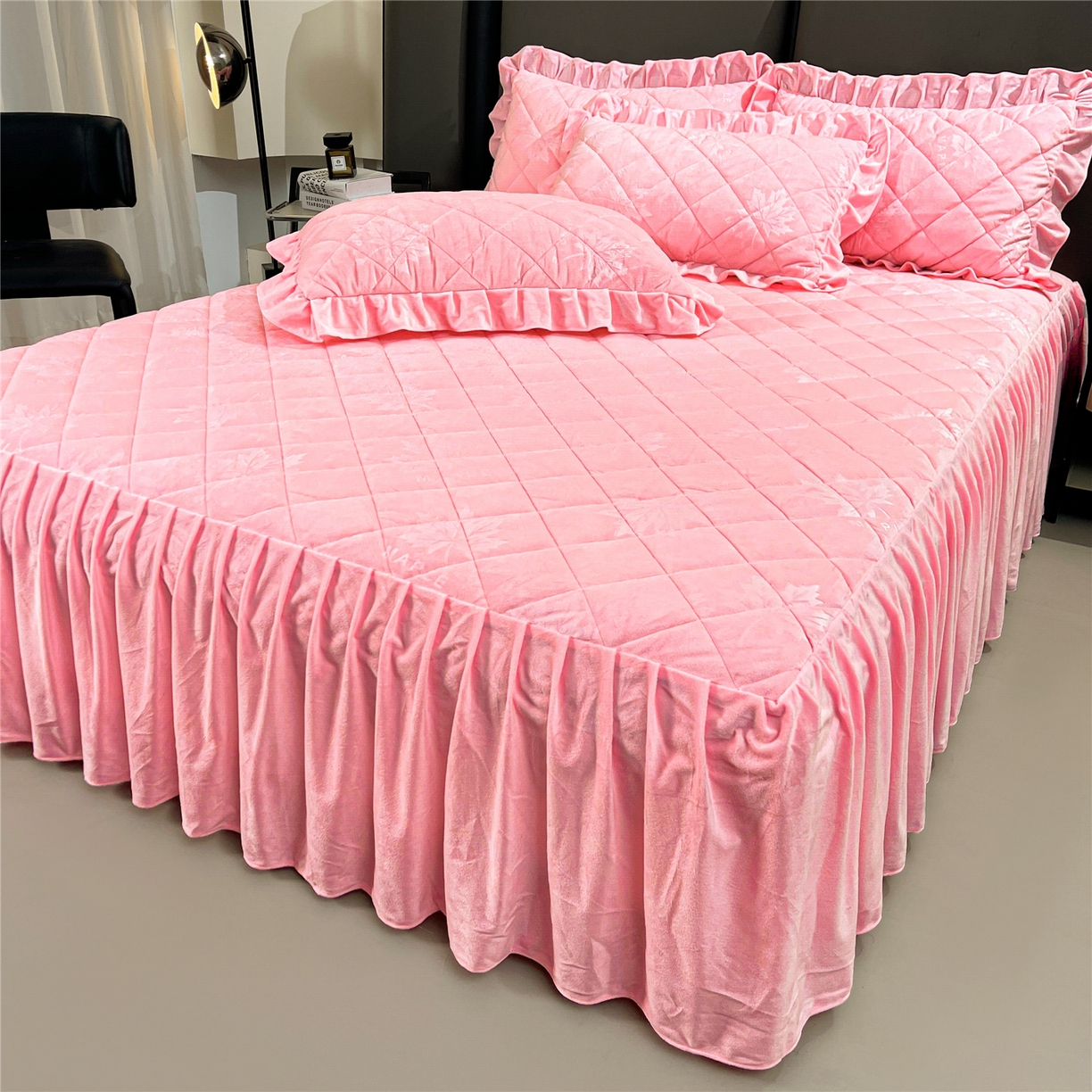 91家纺网 家纺一手货源 找家纺 屹成家纺 2025新款压花水晶绒床裙三件套 (床裙单件不低于95元起) 粉玉