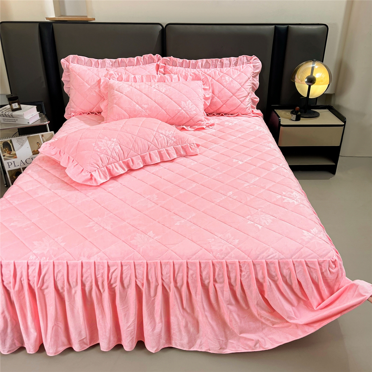 91家纺网 家纺一手货源 找家纺 屹成家纺 2025新款压花水晶绒床裙三件套 (床裙单件不低于95元起) 粉玉