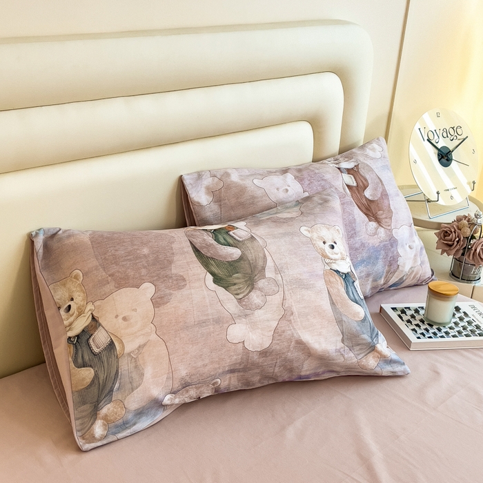 91家纺网 家纺一手货源 找家纺 印季家纺 2025新款数码印花全棉纯棉加厚磨毛四件套 熊熊童话（紫）