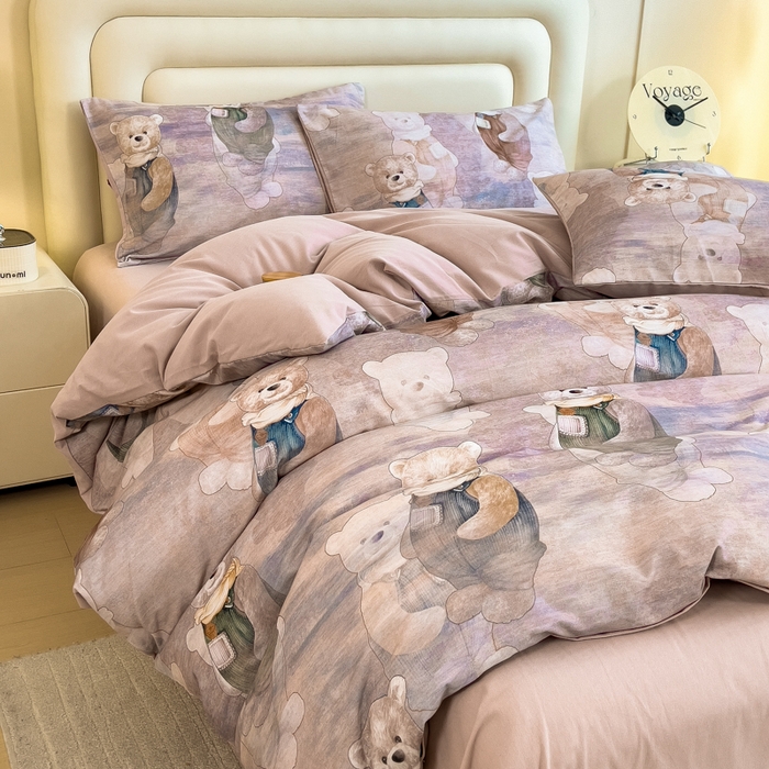 91家纺网 家纺一手货源 找家纺 印季家纺 2025新款数码印花全棉纯棉加厚磨毛四件套 熊熊童话（紫）