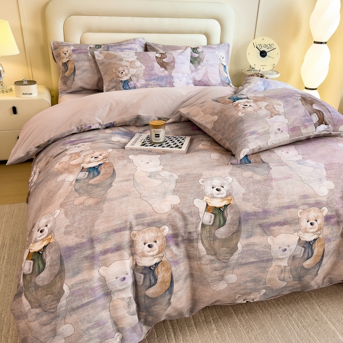 91家纺网 家纺一手货源 找家纺 印季家纺 2025新款数码印花全棉纯棉加厚磨毛四件套 熊熊童话（紫）