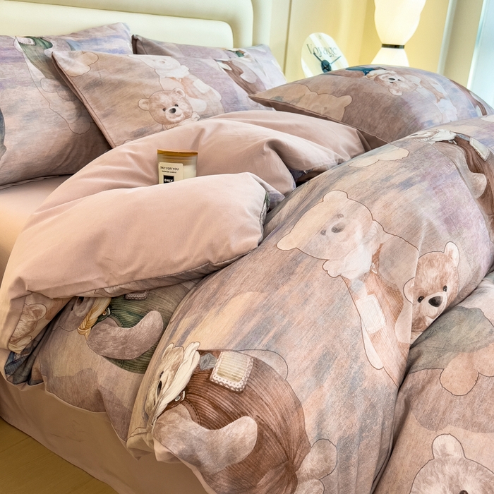 91家纺网 家纺一手货源 找家纺 印季家纺 2025新款数码印花全棉纯棉加厚磨毛四件套 熊熊童话（紫）