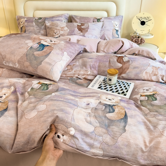 91家纺网 家纺一手货源 找家纺 印季家纺 2025新款数码印花全棉纯棉加厚磨毛四件套 熊熊童话（紫）