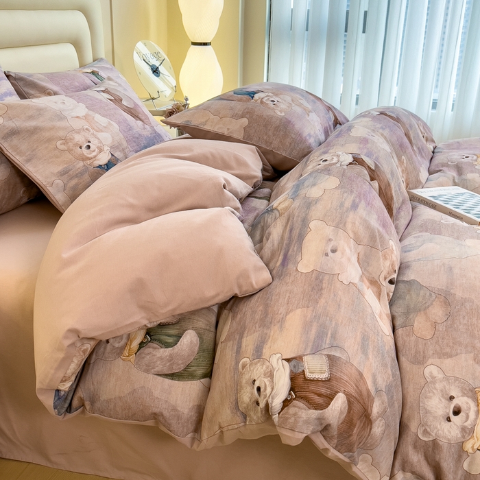 91家纺网 家纺一手货源 找家纺 印季家纺 2025新款数码印花全棉纯棉加厚磨毛四件套 熊熊童话（紫）