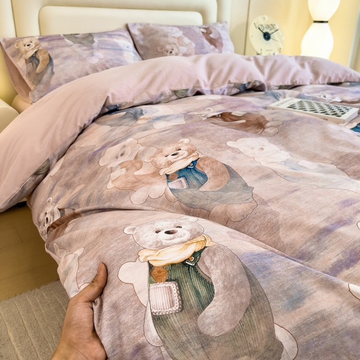 91家纺网 家纺一手货源 找家纺 印季家纺 2025新款数码印花全棉纯棉加厚磨毛四件套 熊熊童话（紫）