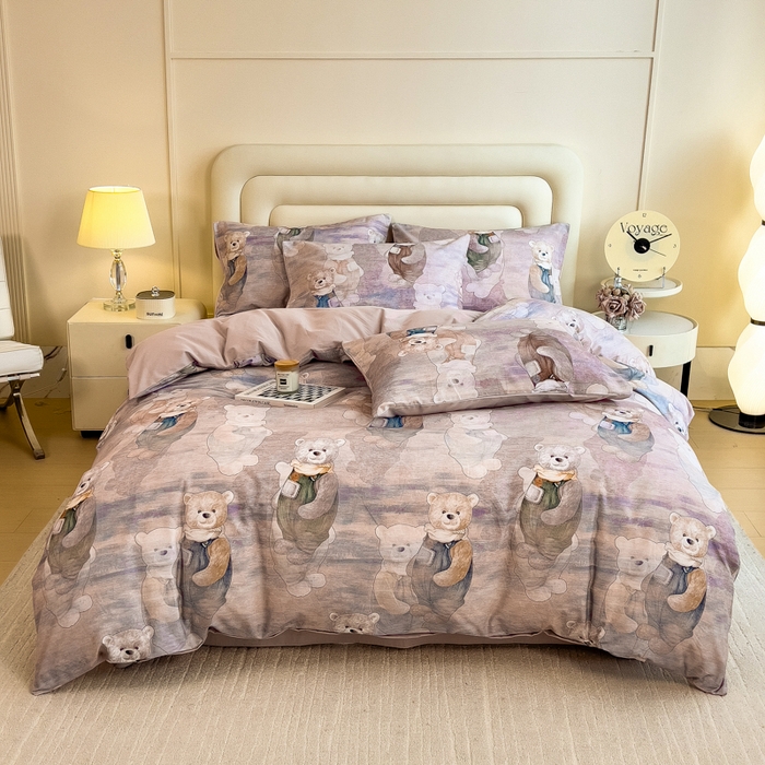 91家纺网 家纺一手货源 找家纺 印季家纺 2025新款数码印花全棉纯棉加厚磨毛四件套 熊熊童话（紫）