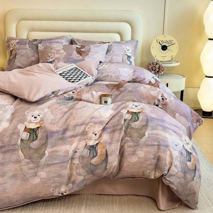 91家纺网 家纺一手货源 找家纺 印季家纺 2025新款数码印花全棉纯棉加厚磨毛四件套 熊熊童话（紫）