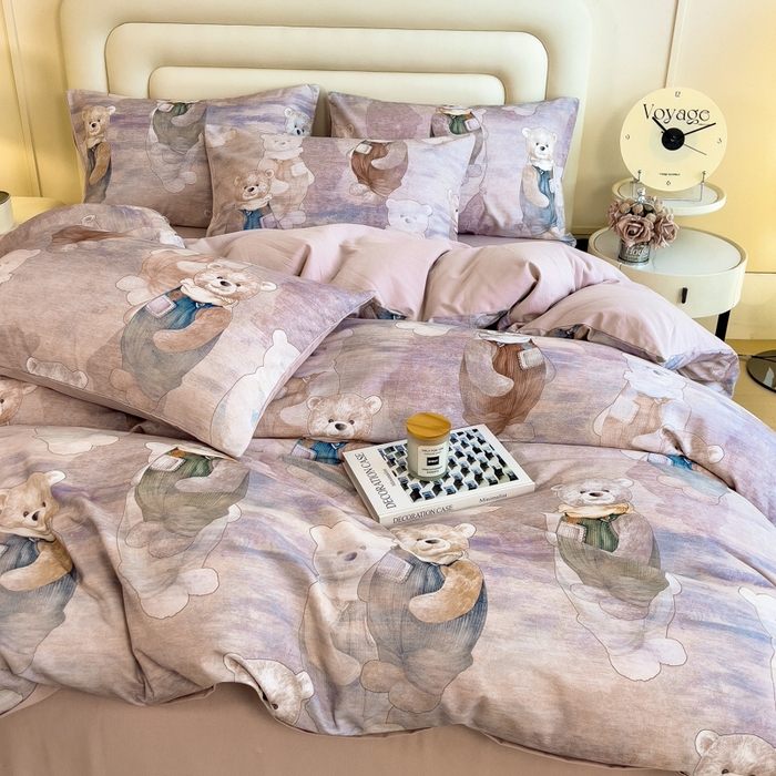 91家纺网 家纺一手货源 找家纺 印季家纺 2025新款数码印花全棉纯棉加厚磨毛四件套 熊熊童话（紫）