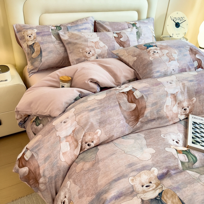 91家纺网 家纺一手货源 找家纺 印季家纺 2025新款数码印花全棉纯棉加厚磨毛四件套 熊熊童话（紫）