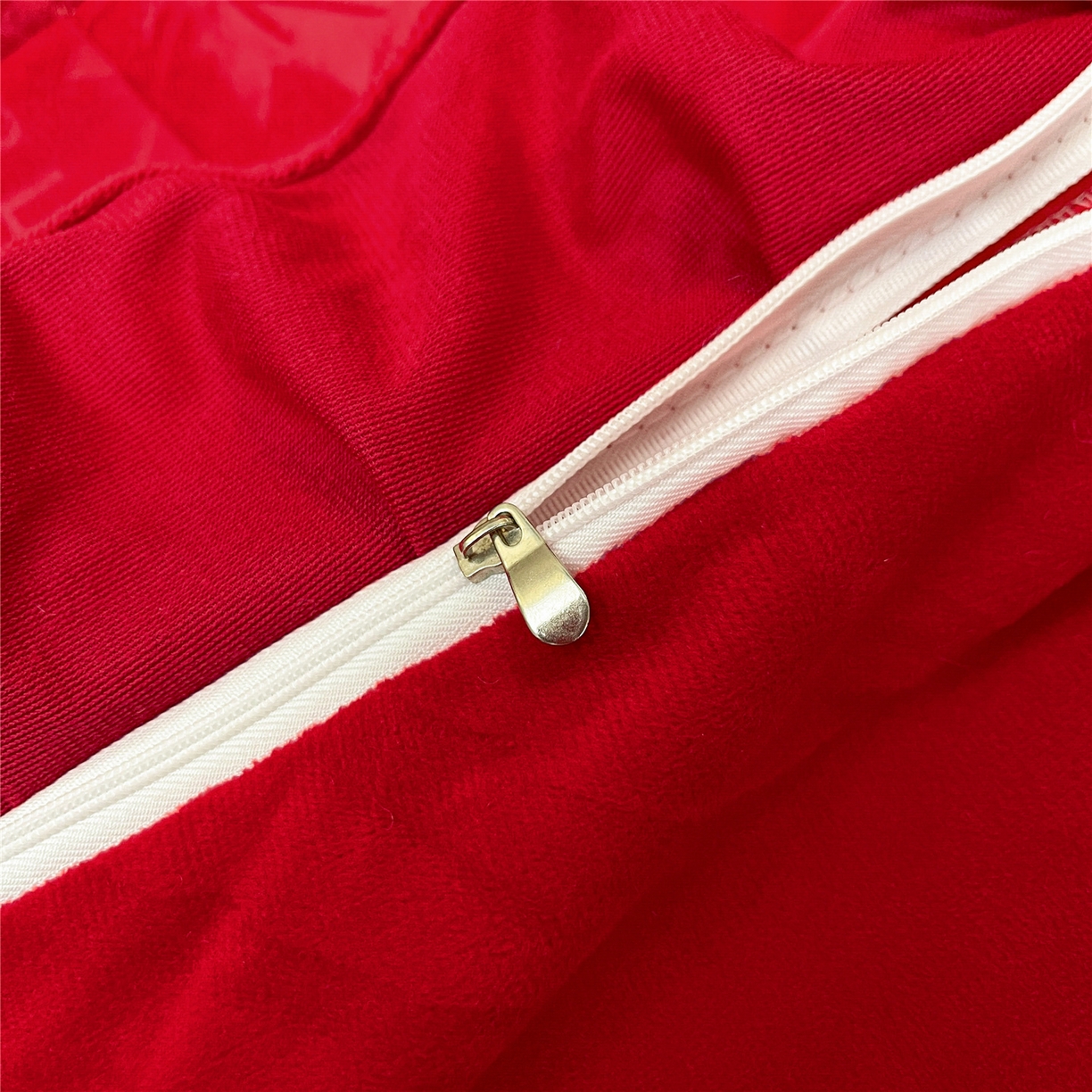 91家纺网 家纺一手货源 找家纺 屹成家纺 2025新款压花水晶绒床裙三件套 (床裙单件不低于95元起) 大红