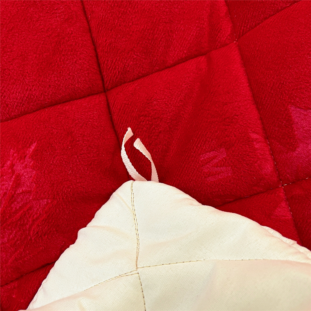 91家纺网 家纺一手货源 找家纺 屹成家纺 2025新款压花水晶绒床裙三件套 (床裙单件不低于95元起) 大红