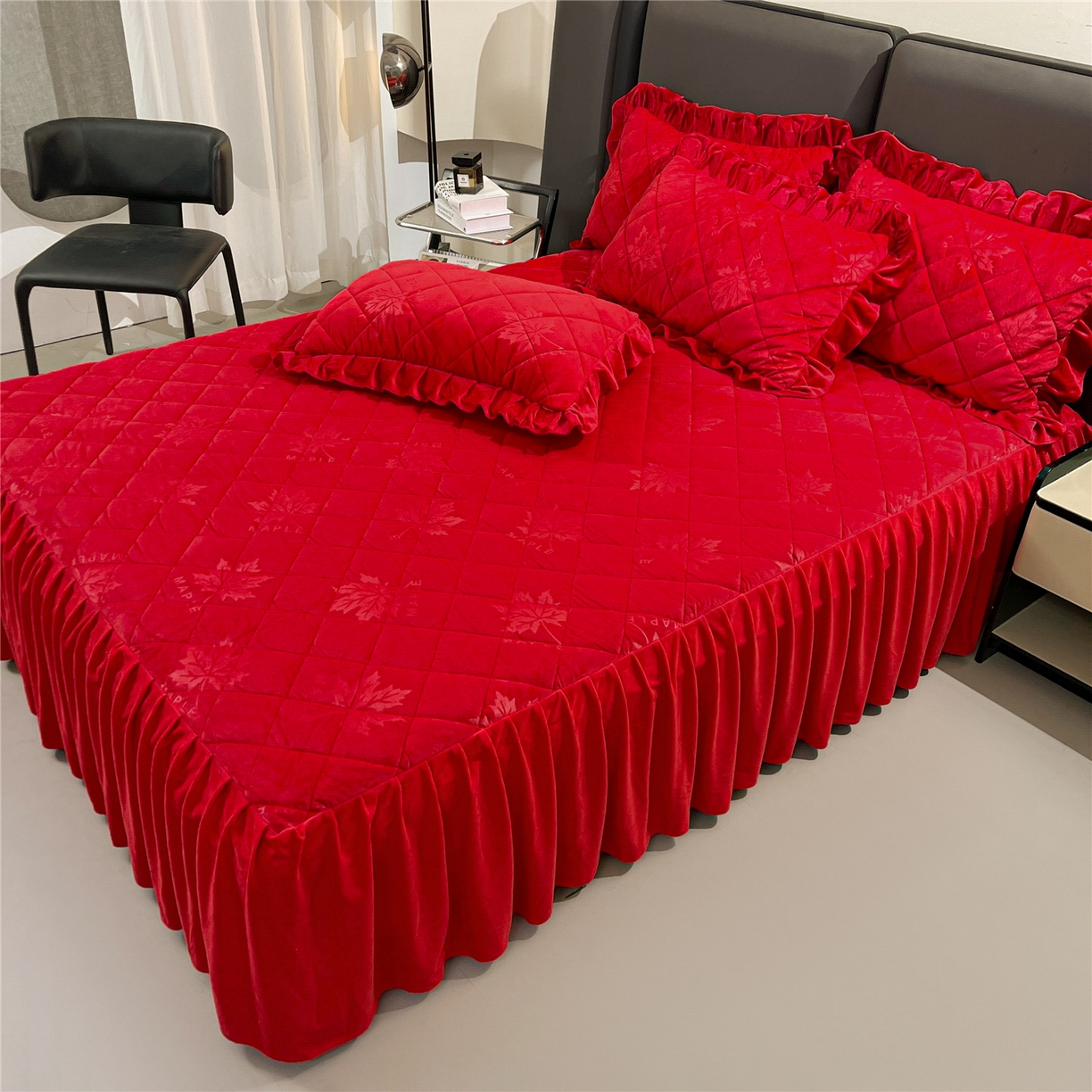 91家纺网 家纺一手货源 找家纺 屹成家纺 2025新款压花水晶绒床裙三件套 (床裙单件不低于95元起) 大红