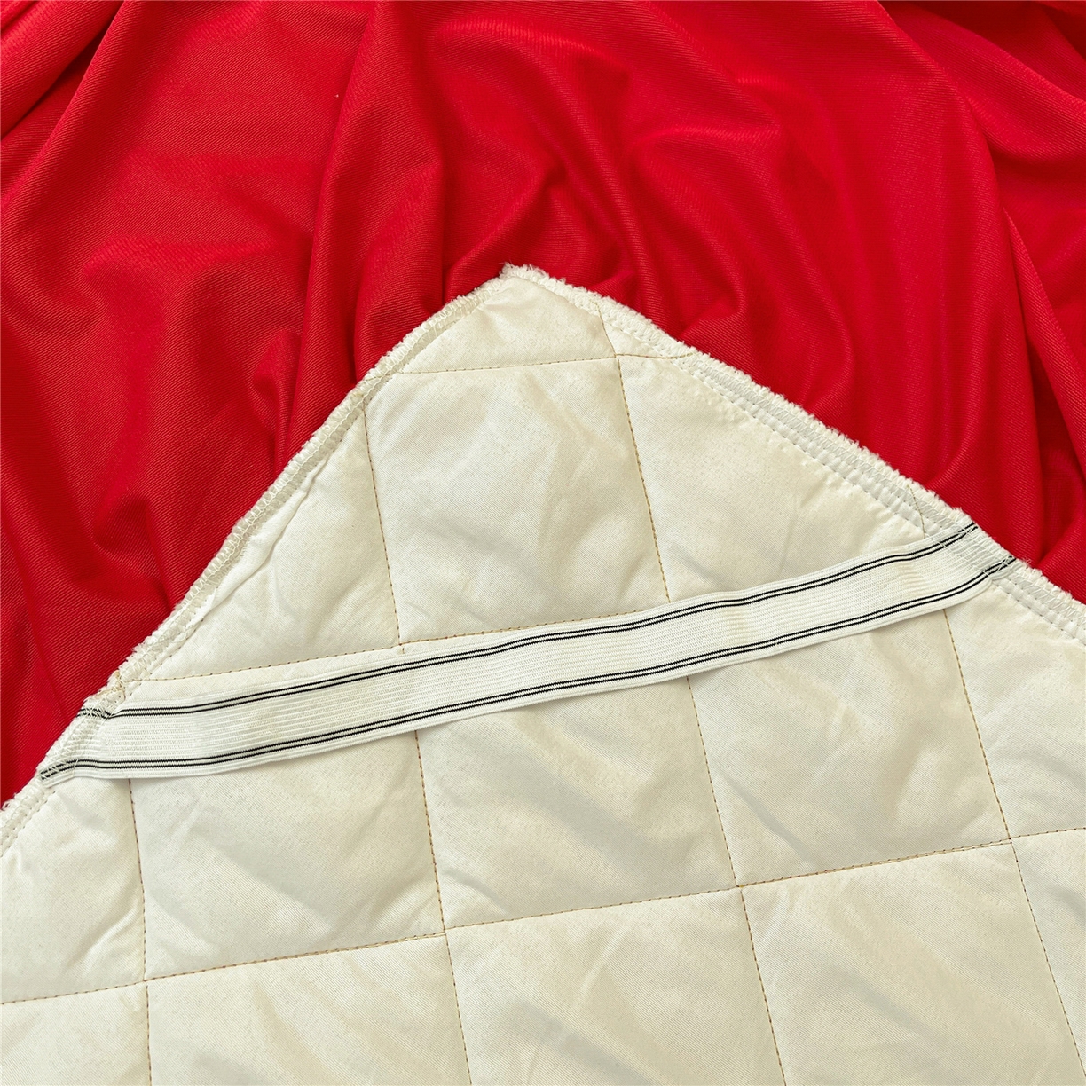 91家纺网 家纺一手货源 找家纺 屹成家纺 2025新款压花水晶绒床裙三件套 (床裙单件不低于95元起) 大红