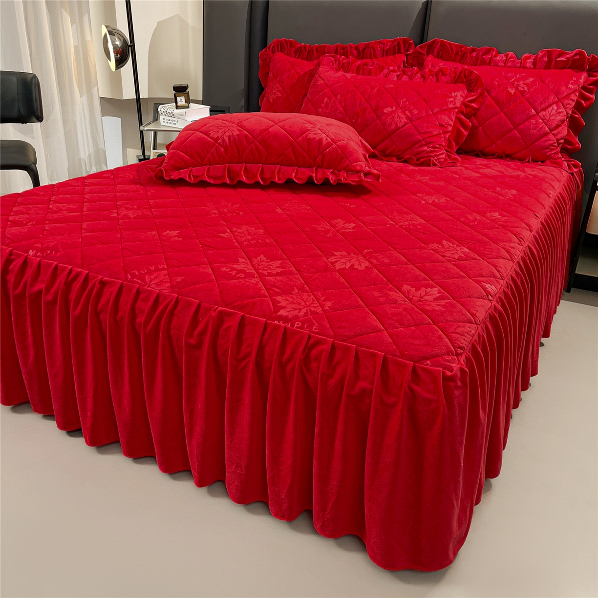 91家纺网 家纺一手货源 找家纺 屹成家纺 2025新款压花水晶绒床裙三件套 (床裙单件不低于95元起) 大红