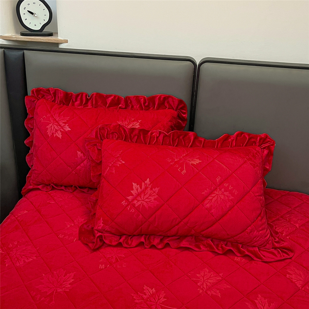 91家纺网 家纺一手货源 找家纺 屹成家纺 2025新款压花水晶绒床裙三件套 (床裙单件不低于95元起) 大红