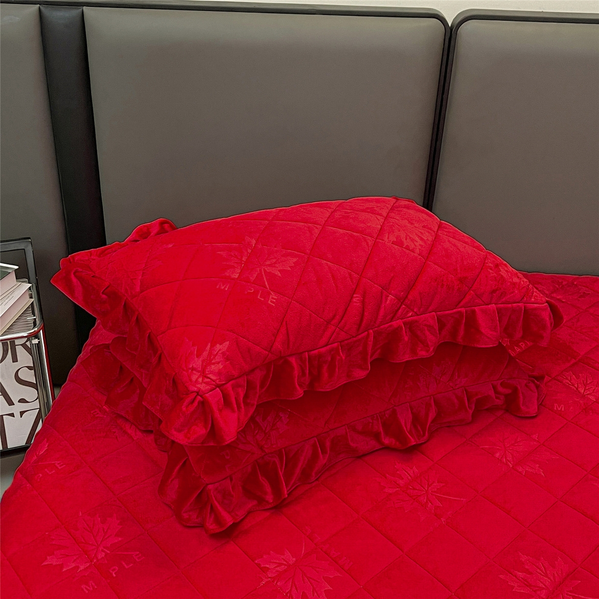 91家纺网 家纺一手货源 找家纺 屹成家纺 2025新款压花水晶绒床裙三件套 (床裙单件不低于95元起) 大红