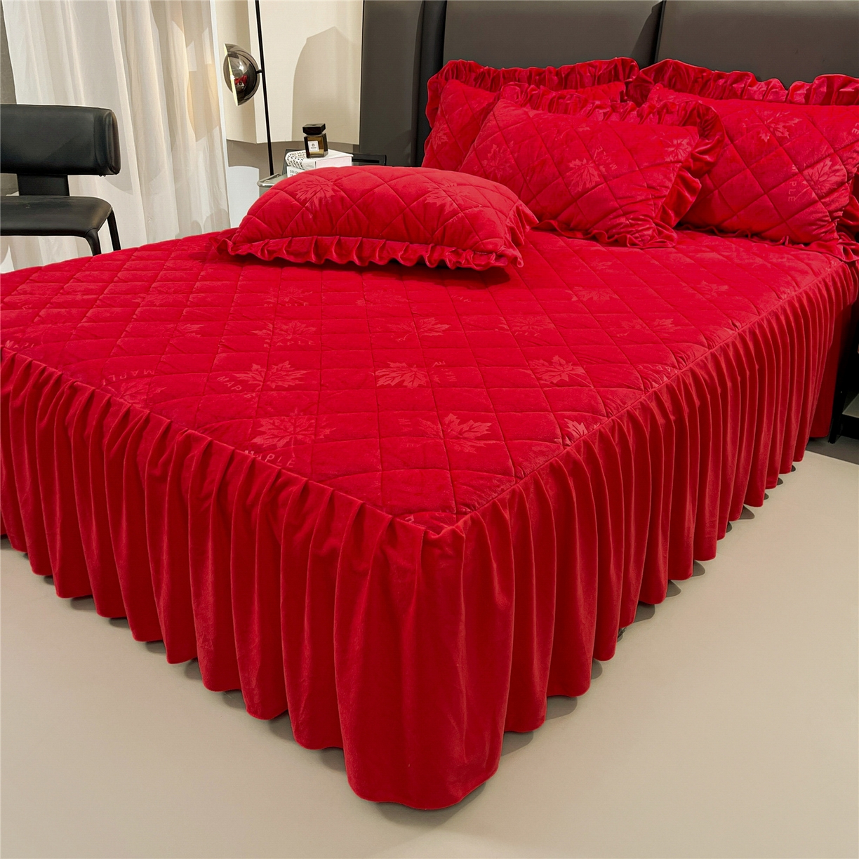 91家纺网 家纺一手货源 找家纺 屹成家纺 2025新款压花水晶绒床裙三件套 (床裙单件不低于95元起) 大红