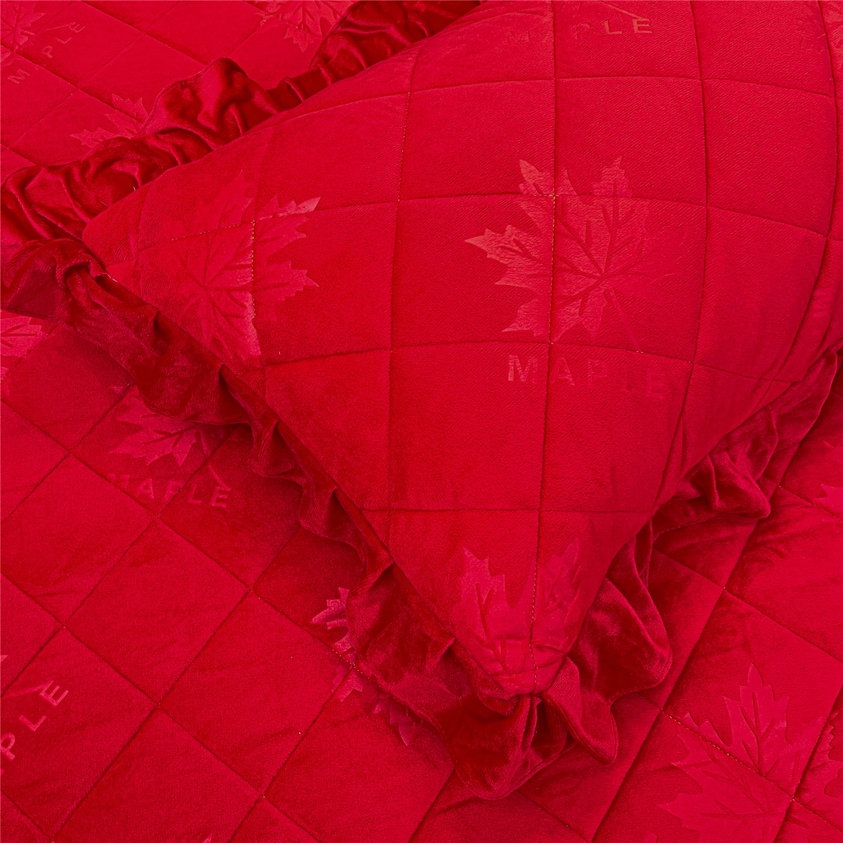 91家纺网 家纺一手货源 找家纺 屹成家纺 2025新款压花水晶绒床裙三件套 (床裙单件不低于95元起) 大红