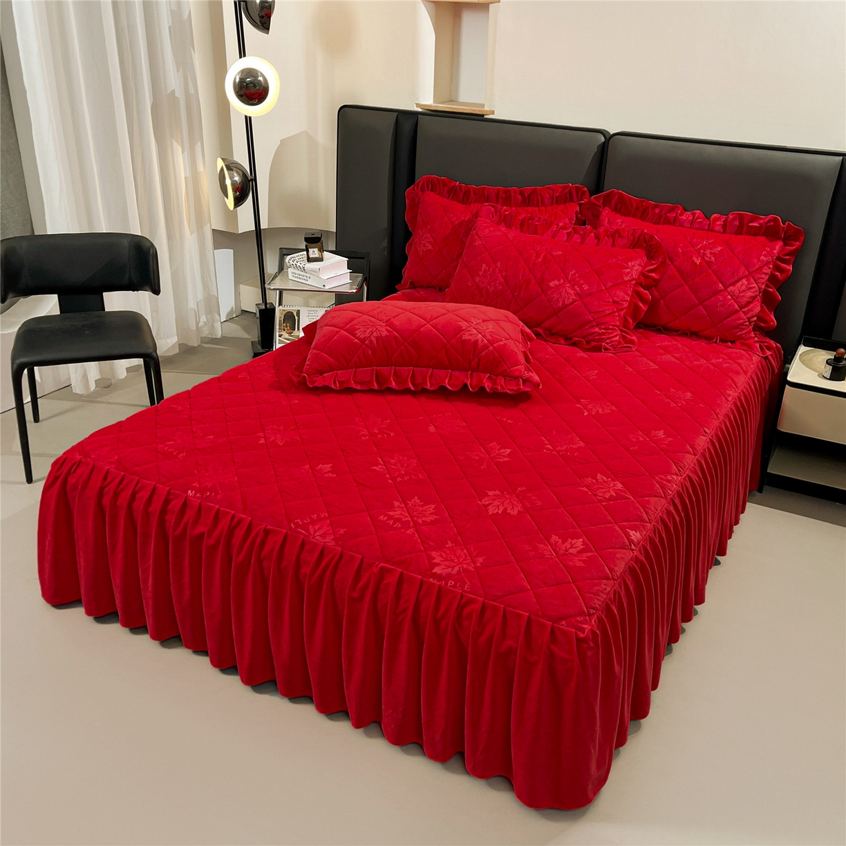 91家纺网 家纺一手货源 找家纺 屹成家纺 2025新款压花水晶绒床裙三件套 (床裙单件不低于95元起) 大红