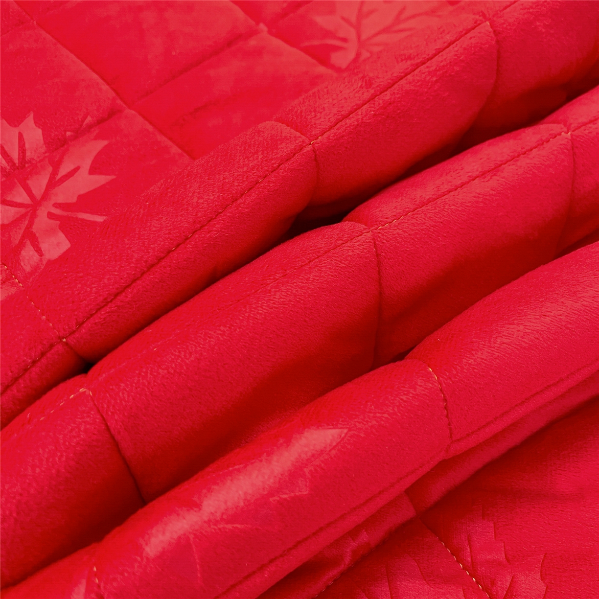 91家纺网 家纺一手货源 找家纺 屹成家纺 2025新款压花水晶绒床裙三件套 (床裙单件不低于95元起) 大红