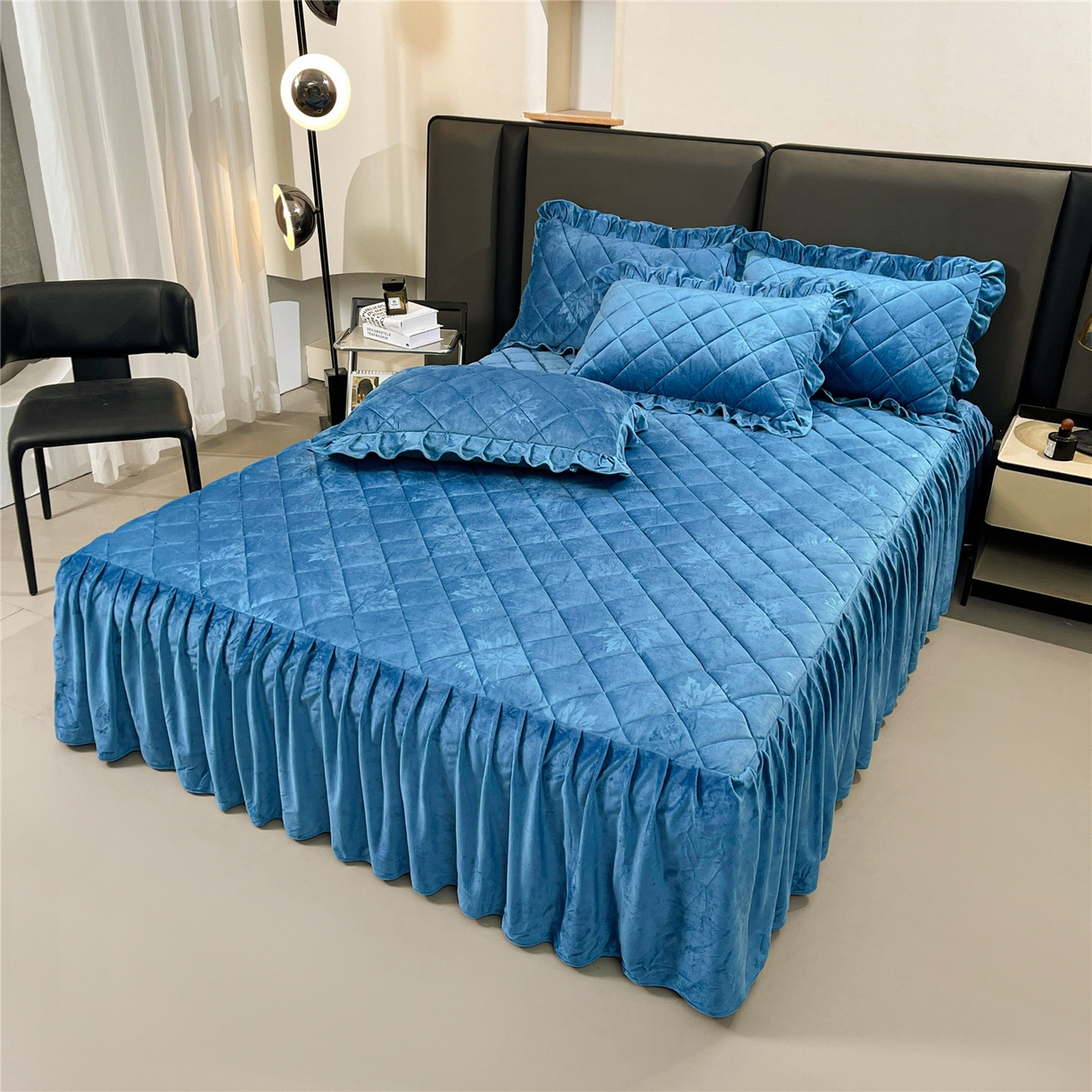 91家纺网 家纺一手货源 找家纺 屹成家纺 2025新款压花水晶绒床裙三件套 (床裙单件不低于95元起) 蔚蓝