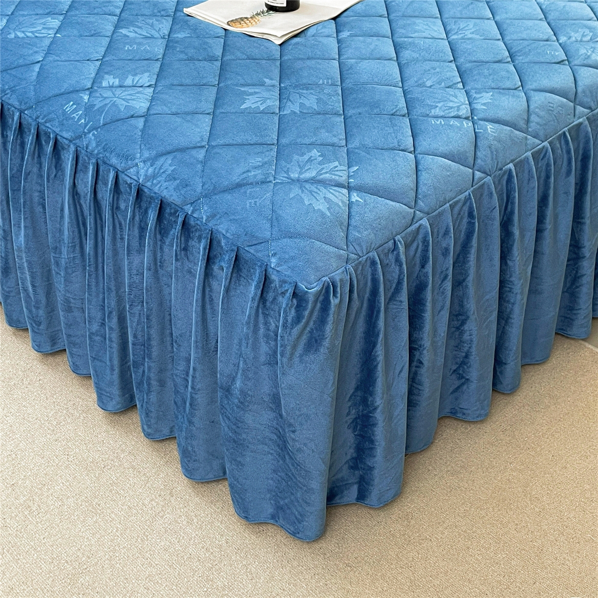 91家纺网 家纺一手货源 找家纺 屹成家纺 2025新款压花水晶绒床裙三件套 (床裙单件不低于95元起) 蔚蓝