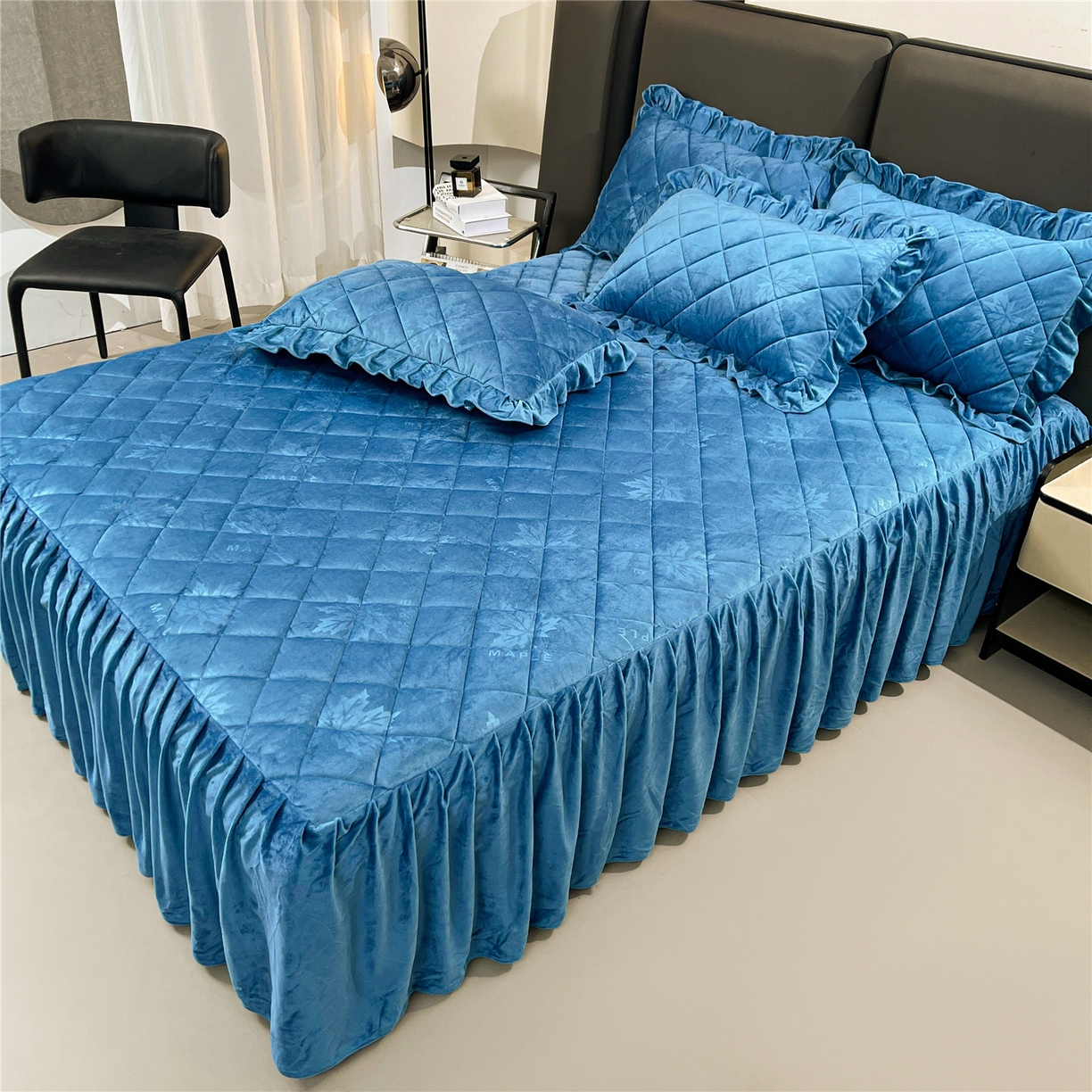 91家纺网 家纺一手货源 找家纺 屹成家纺 2025新款压花水晶绒床裙三件套 (床裙单件不低于95元起) 蔚蓝