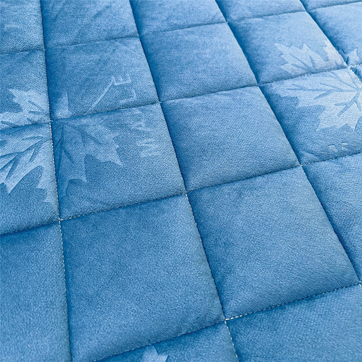 91家纺网 家纺一手货源 找家纺 屹成家纺 2025新款压花水晶绒床裙三件套 (床裙单件不低于95元起) 蔚蓝