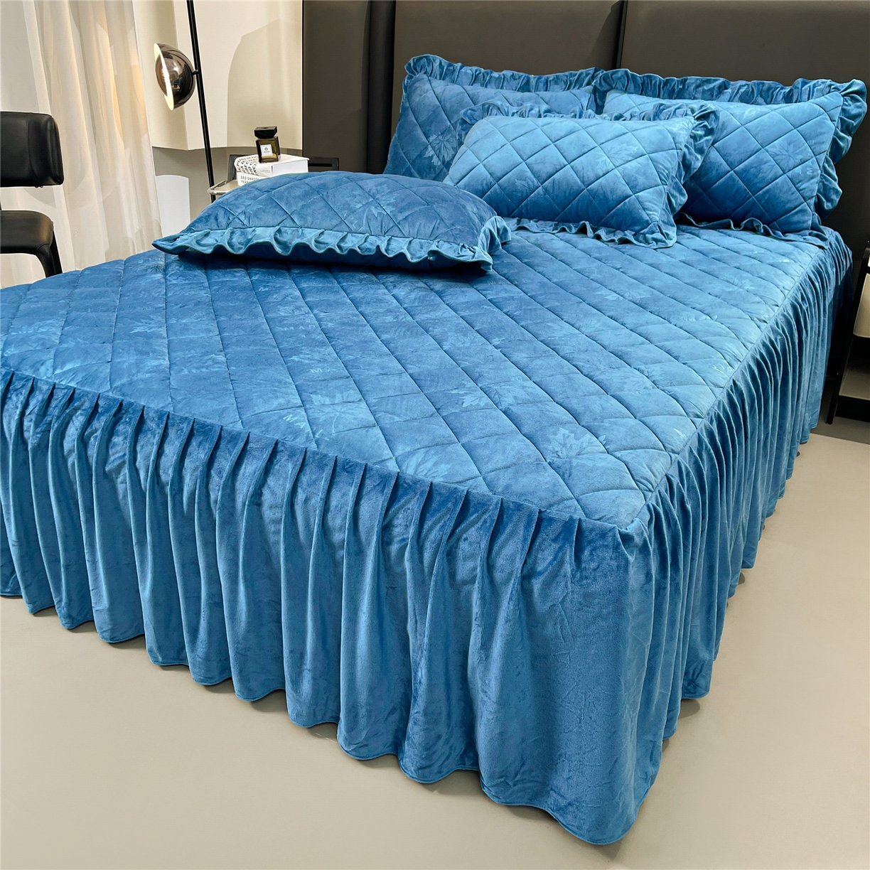 91家纺网 家纺一手货源 找家纺 屹成家纺 2025新款压花水晶绒床裙三件套 (床裙单件不低于95元起) 蔚蓝