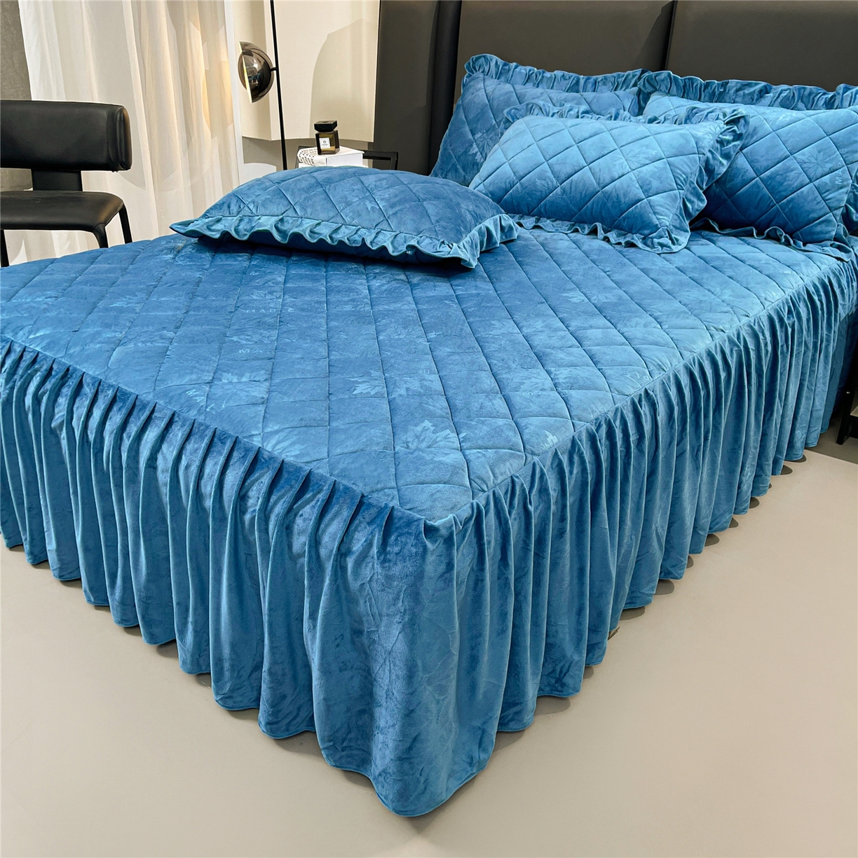 91家纺网 家纺一手货源 找家纺 屹成家纺 2025新款压花水晶绒床裙三件套 (床裙单件不低于95元起) 蔚蓝