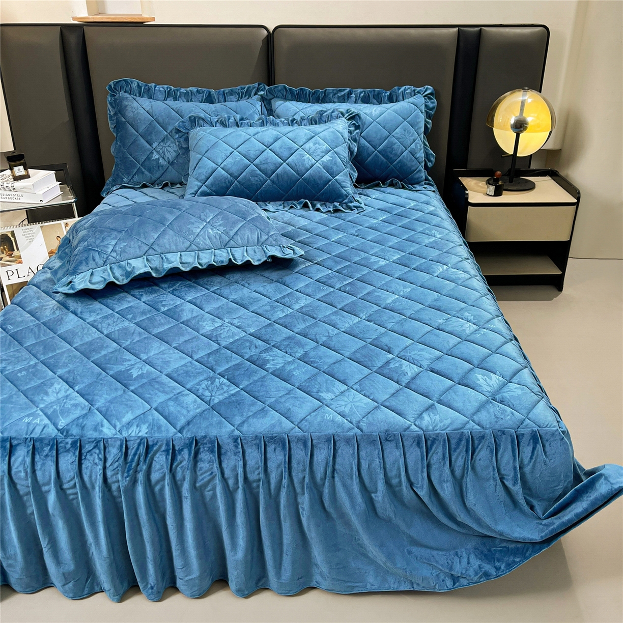 91家纺网 家纺一手货源 找家纺 屹成家纺 2025新款压花水晶绒床裙三件套 (床裙单件不低于95元起) 蔚蓝