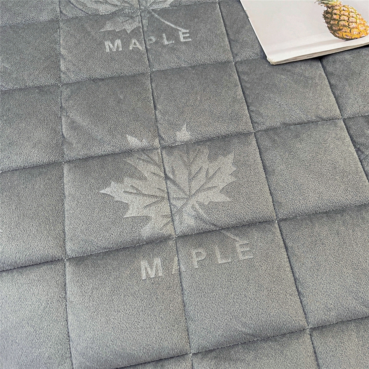 91家纺网 家纺一手货源 找家纺 屹成家纺 2025新款压花水晶绒床裙三件套 (床裙单件不低于95元起) 银灰