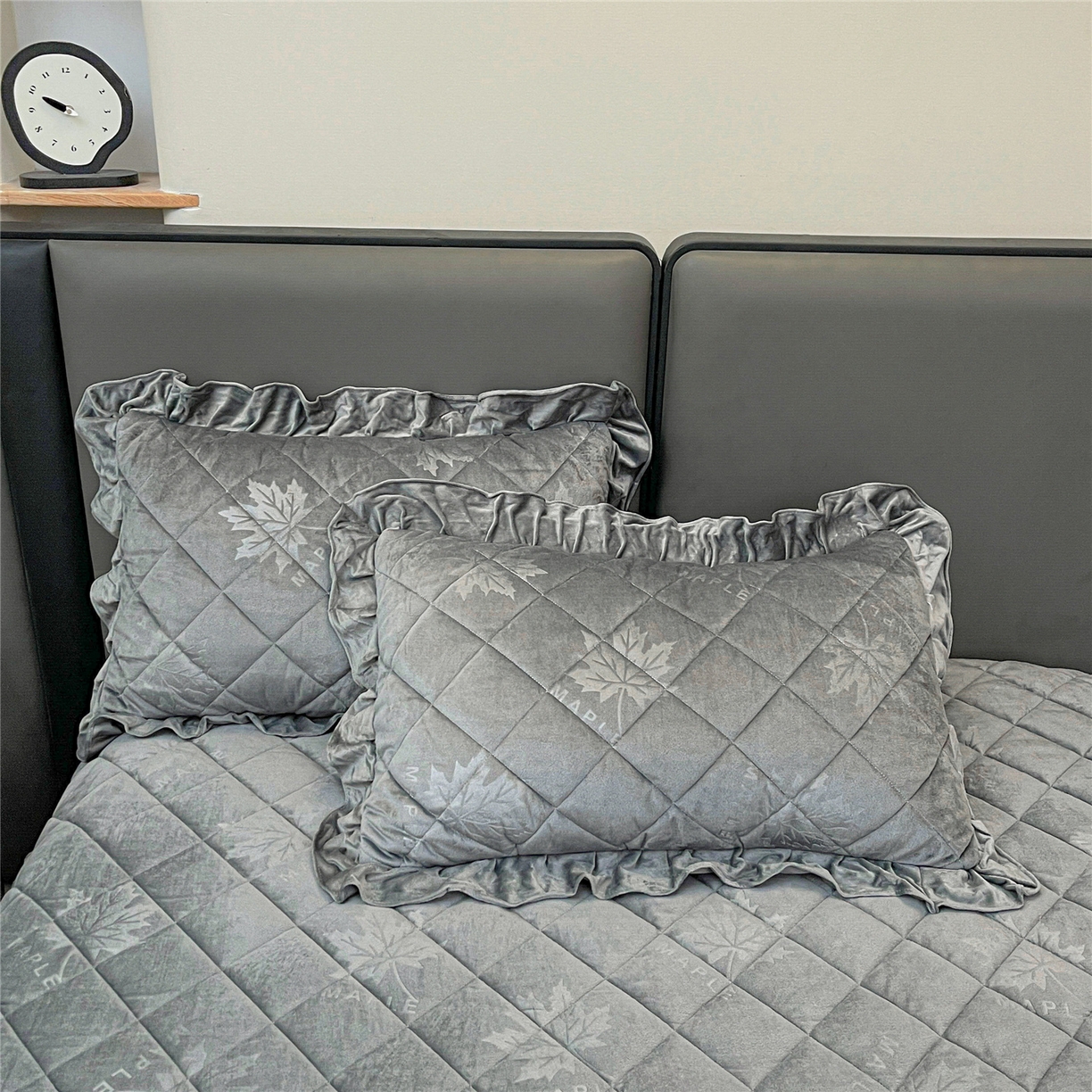 91家纺网 家纺一手货源 找家纺 屹成家纺 2025新款压花水晶绒床裙三件套 (床裙单件不低于95元起) 银灰