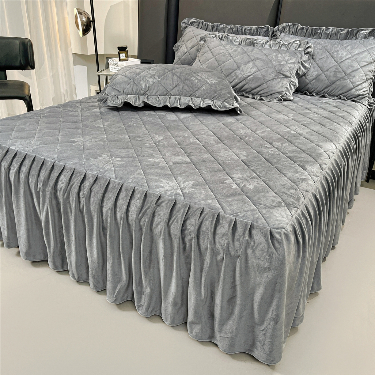 91家纺网 家纺一手货源 找家纺 屹成家纺 2025新款压花水晶绒床裙三件套 (床裙单件不低于95元起) 银灰