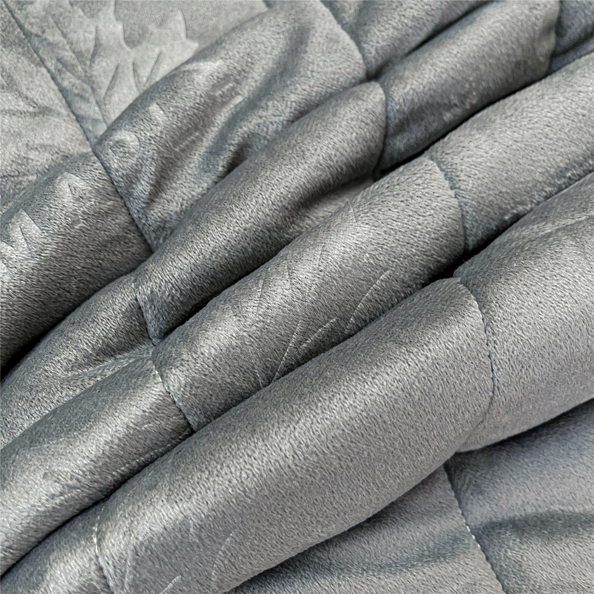 91家纺网 家纺一手货源 找家纺 屹成家纺 2025新款压花水晶绒床裙三件套 (床裙单件不低于95元起) 银灰