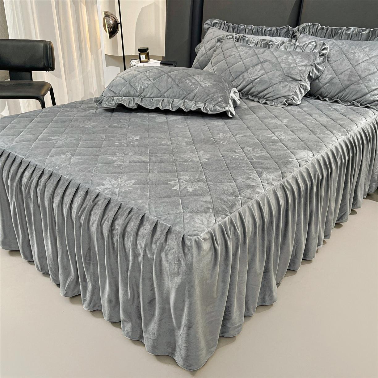 91家纺网 家纺一手货源 找家纺 屹成家纺 2025新款压花水晶绒床裙三件套 (床裙单件不低于95元起) 银灰