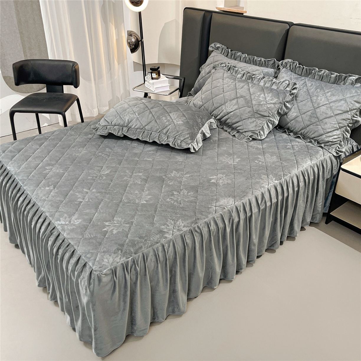 91家纺网 家纺一手货源 找家纺 屹成家纺 2025新款压花水晶绒床裙三件套 (床裙单件不低于95元起) 银灰